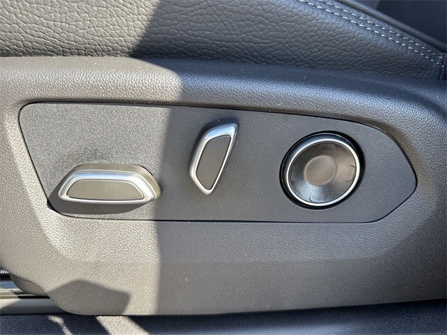 GMC Sierra 2500HD Vehicle Full-screen Gallery Image 12