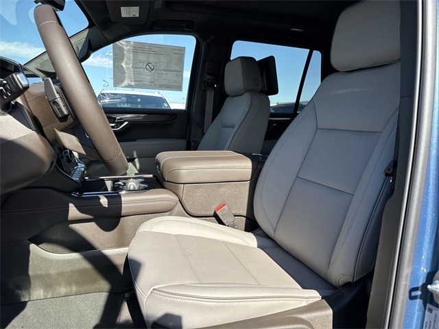 GMC Yukon Vehicle Full-screen Gallery Image 11