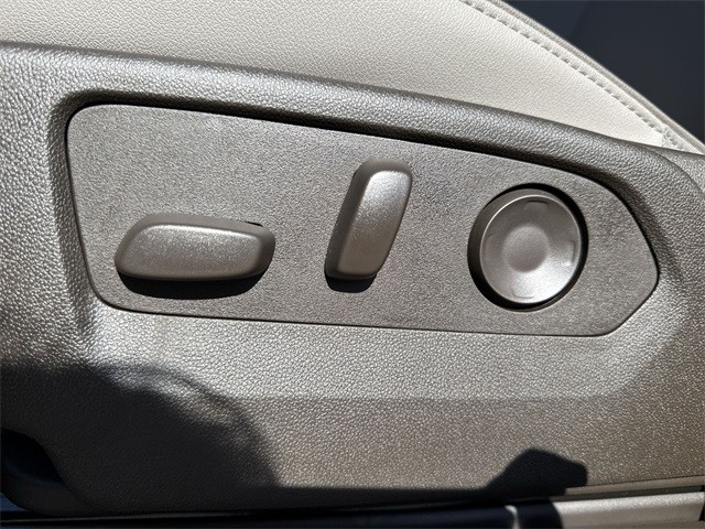 GMC Yukon Vehicle Full-screen Gallery Image 12