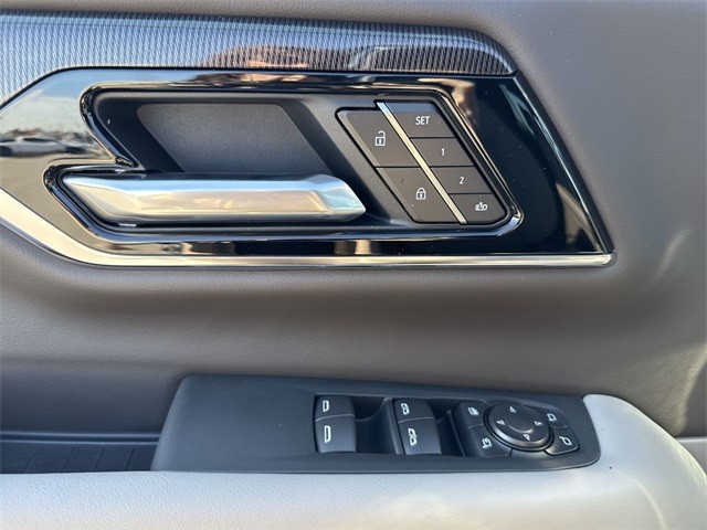 GMC Yukon Vehicle Full-screen Gallery Image 13