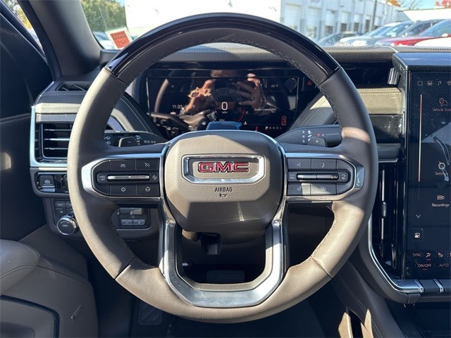 GMC Yukon Vehicle Full-screen Gallery Image 14