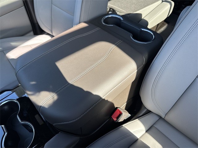 GMC Yukon Vehicle Full-screen Gallery Image 21