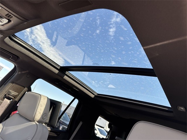 GMC Yukon Vehicle Full-screen Gallery Image 22