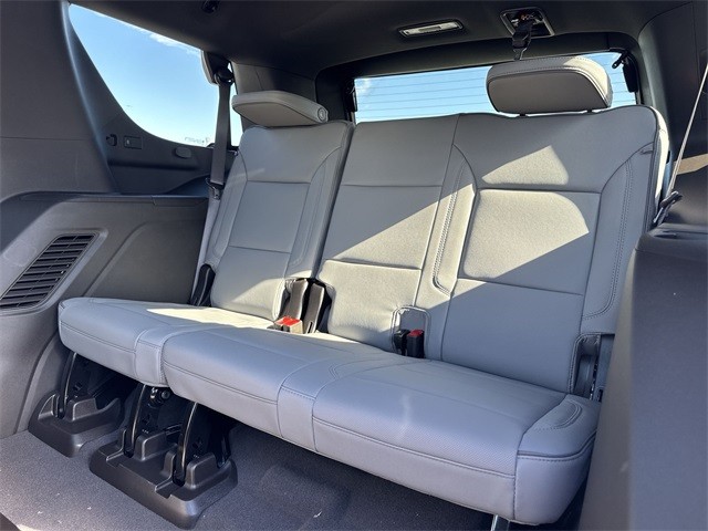 GMC Yukon Vehicle Full-screen Gallery Image 24