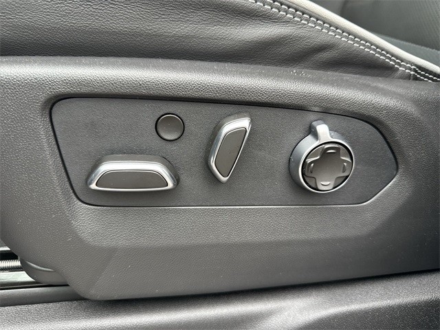 GMC Sierra 1500 Vehicle Full-screen Gallery Image 12