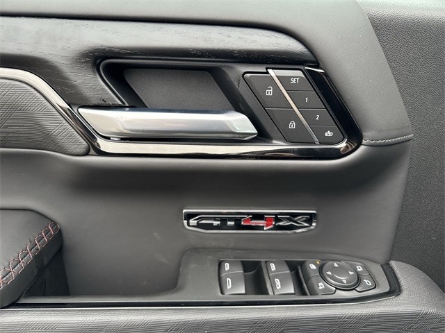 GMC Sierra 1500 Vehicle Full-screen Gallery Image 13