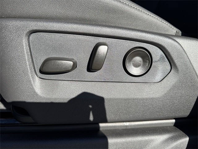 GMC Sierra 1500 Vehicle Full-screen Gallery Image 12