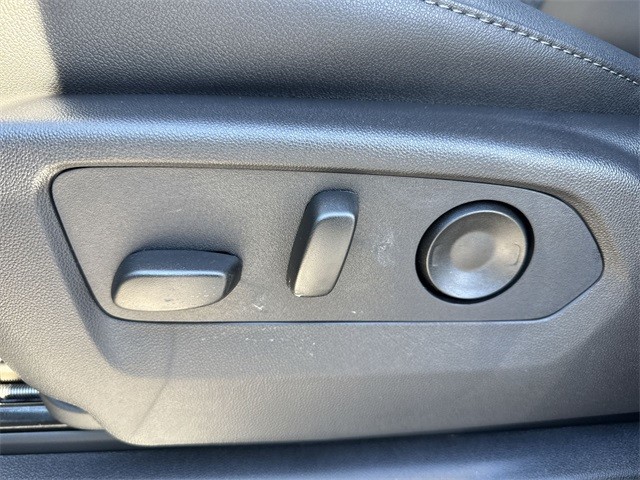 GMC Sierra 1500 Vehicle Full-screen Gallery Image 12