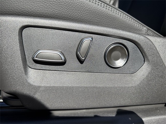 GMC Sierra 2500HD Vehicle Full-screen Gallery Image 12