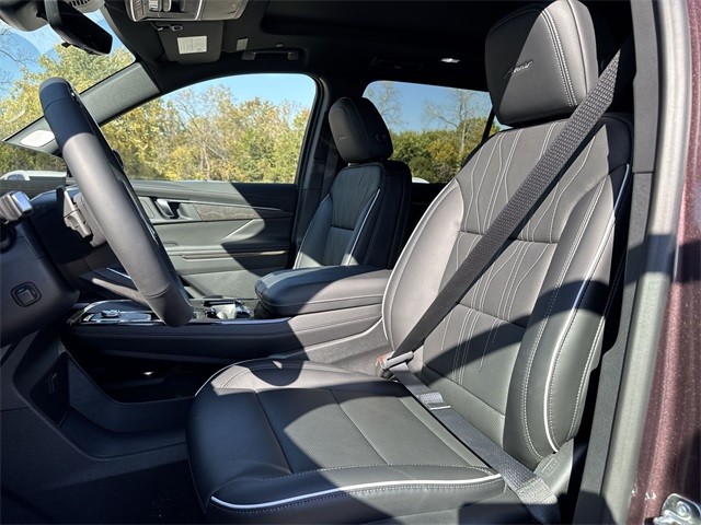 Buick Enclave Vehicle Full-screen Gallery Image 11