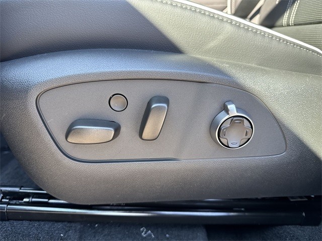 Buick Enclave Vehicle Full-screen Gallery Image 12