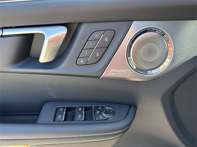 Buick Enclave Vehicle Full-screen Gallery Image 13