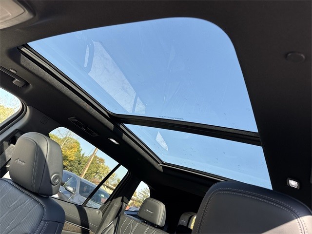 Buick Enclave Vehicle Full-screen Gallery Image 22