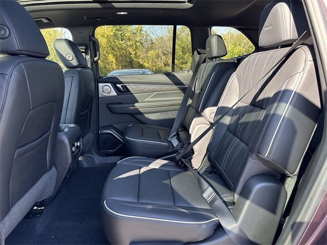 Buick Enclave Vehicle Full-screen Gallery Image 23