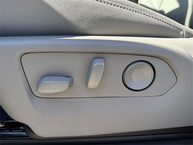 GMC Sierra 1500 Vehicle Full-screen Gallery Image 12