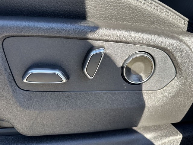 GMC Sierra 1500 Vehicle Full-screen Gallery Image 12