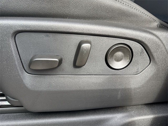 GMC Sierra 1500 Vehicle Full-screen Gallery Image 12