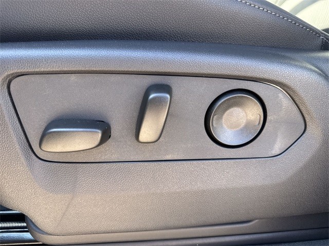 GMC Sierra 1500 Vehicle Full-screen Gallery Image 12