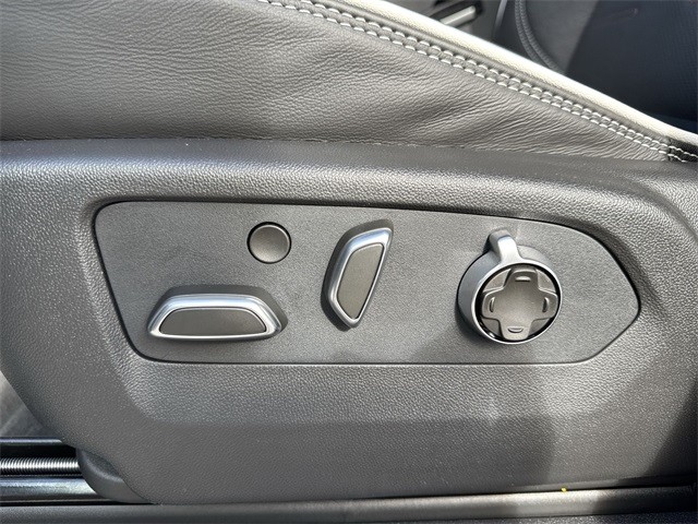 GMC Sierra 1500 Vehicle Full-screen Gallery Image 12