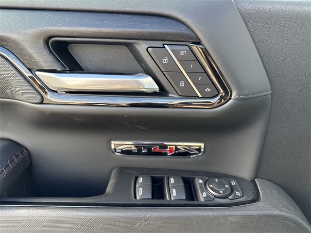 GMC Sierra 1500 Vehicle Full-screen Gallery Image 13