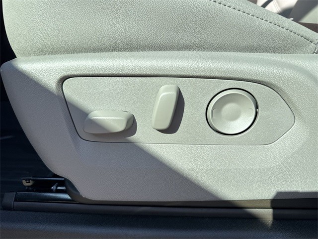 GMC Sierra 1500 Vehicle Full-screen Gallery Image 12