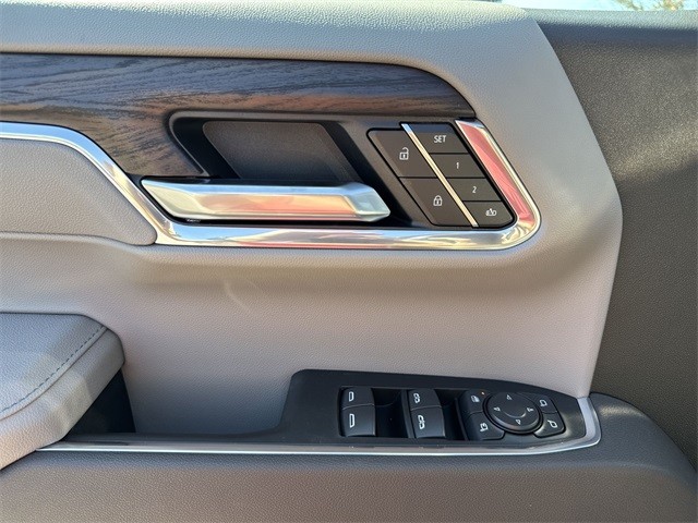 GMC Sierra 1500 Vehicle Full-screen Gallery Image 13