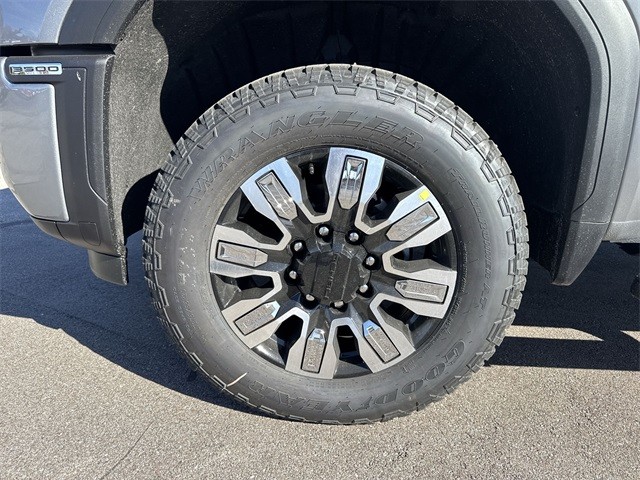 GMC Sierra 3500HD Vehicle Full-screen Gallery Image 10