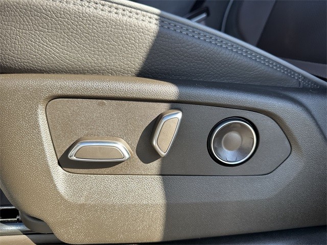 GMC Sierra 3500HD Vehicle Full-screen Gallery Image 12