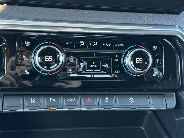 GMC Sierra 3500HD Vehicle Full-screen Gallery Image 19