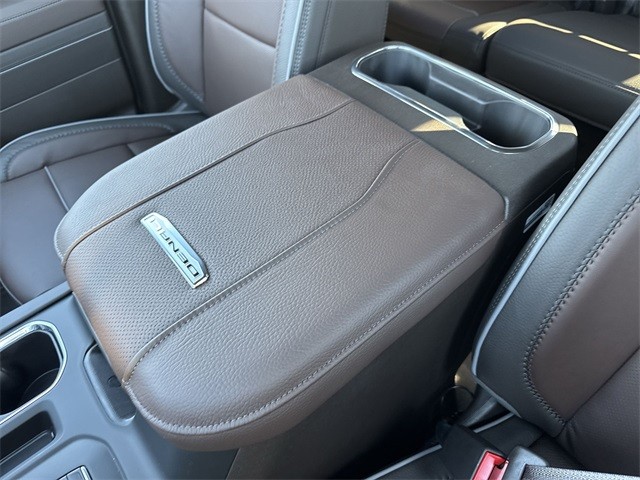 GMC Sierra 3500HD Vehicle Full-screen Gallery Image 21