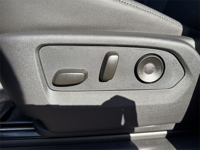 GMC Sierra 1500 Vehicle Full-screen Gallery Image 12