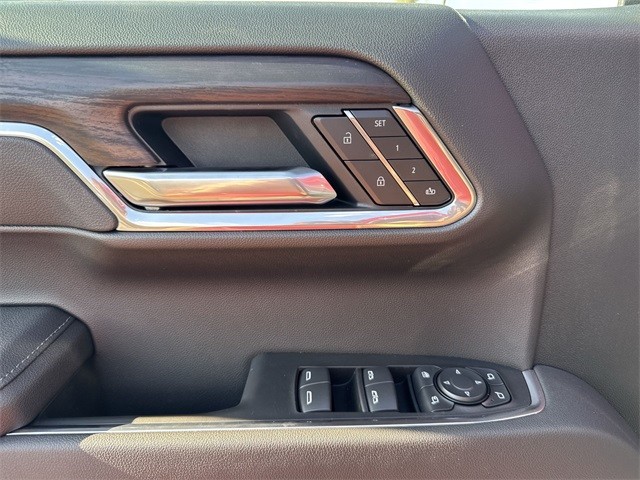 GMC Sierra 1500 Vehicle Full-screen Gallery Image 13