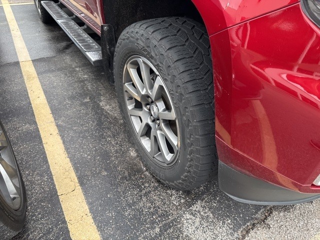 GMC Canyon Vehicle Full-screen Gallery Image 06