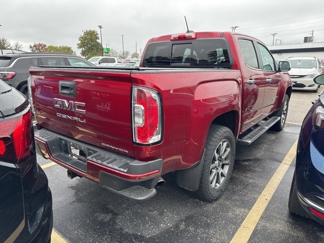 GMC Canyon Vehicle Full-screen Gallery Image 11