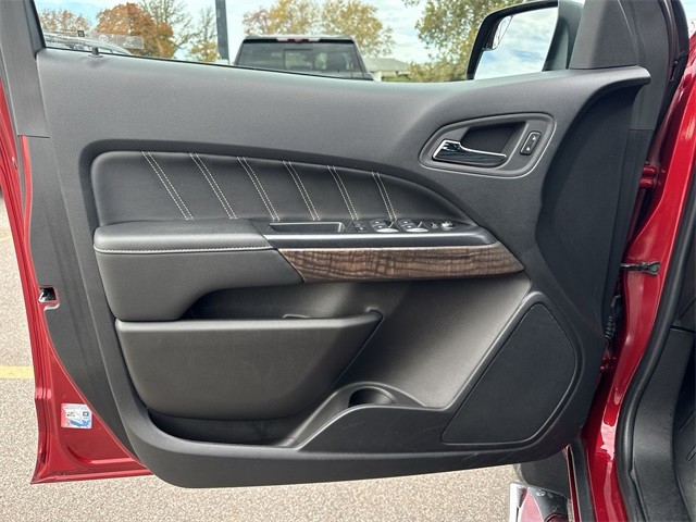 GMC Canyon Vehicle Full-screen Gallery Image 26