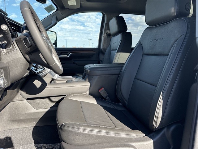 GMC Sierra 2500HD Vehicle Full-screen Gallery Image 11