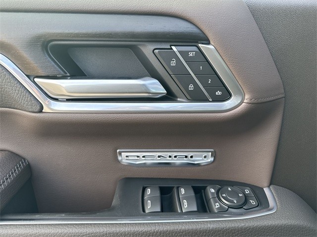 GMC Sierra 1500 Vehicle Full-screen Gallery Image 13