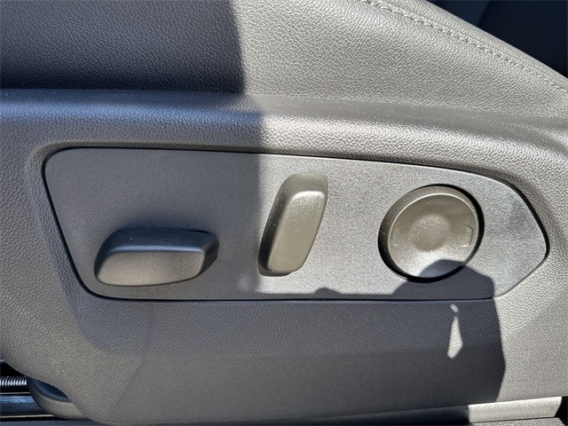 GMC Sierra 1500 Vehicle Full-screen Gallery Image 12