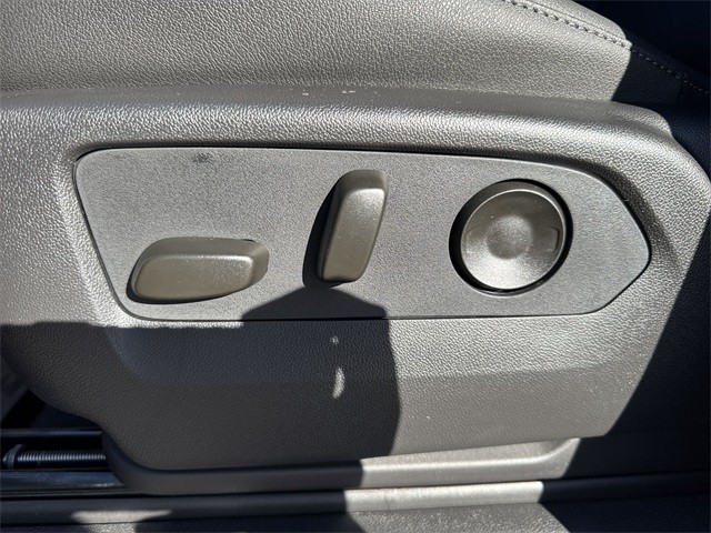 GMC Sierra 1500 Vehicle Full-screen Gallery Image 12