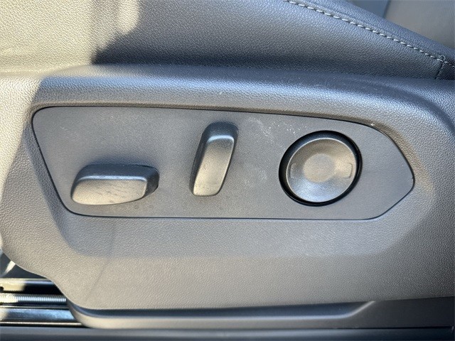 GMC Sierra 1500 Vehicle Full-screen Gallery Image 12