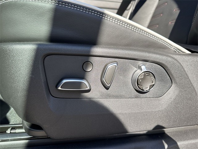 GMC Sierra 1500 Vehicle Full-screen Gallery Image 12