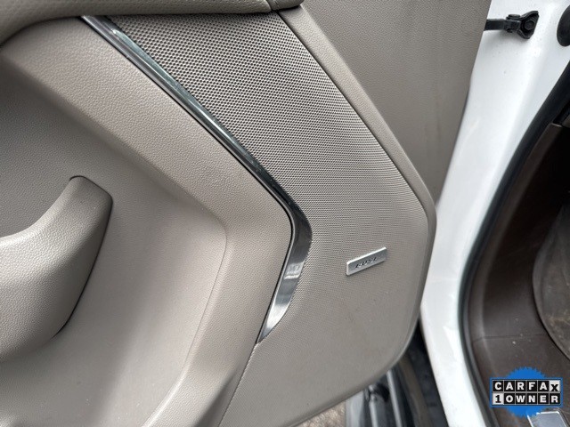 GMC Yukon XL Vehicle Full-screen Gallery Image 21