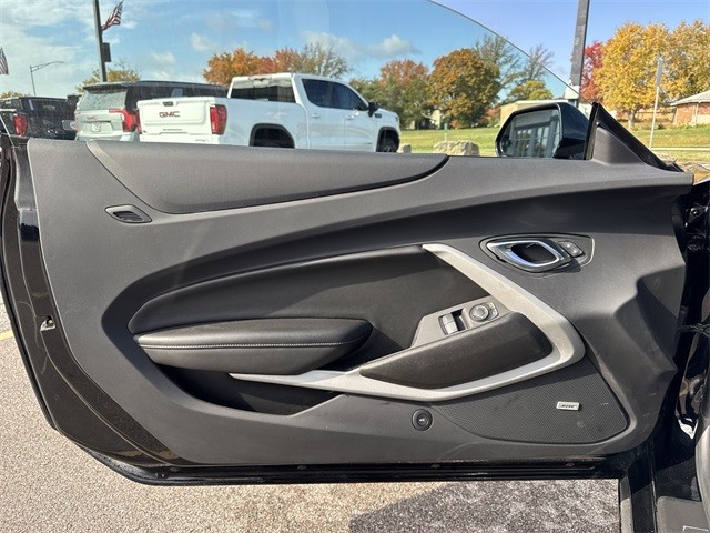 Chevrolet Camaro Vehicle Full-screen Gallery Image 21