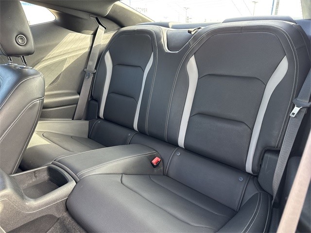 Chevrolet Camaro Vehicle Full-screen Gallery Image 24