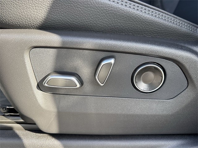 GMC Sierra 1500 Vehicle Full-screen Gallery Image 12