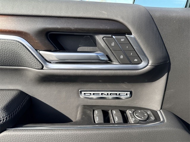 GMC Sierra 1500 Vehicle Full-screen Gallery Image 13