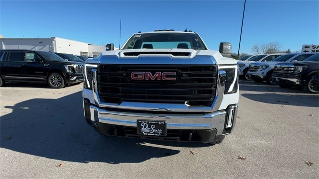 GMC Sierra 2500HD Vehicle Full-screen Gallery Image 03