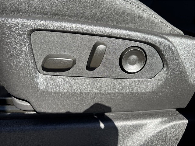 GMC Sierra 1500 Vehicle Full-screen Gallery Image 12