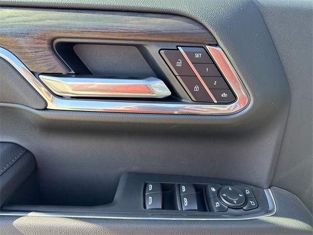 GMC Sierra 1500 Vehicle Full-screen Gallery Image 13