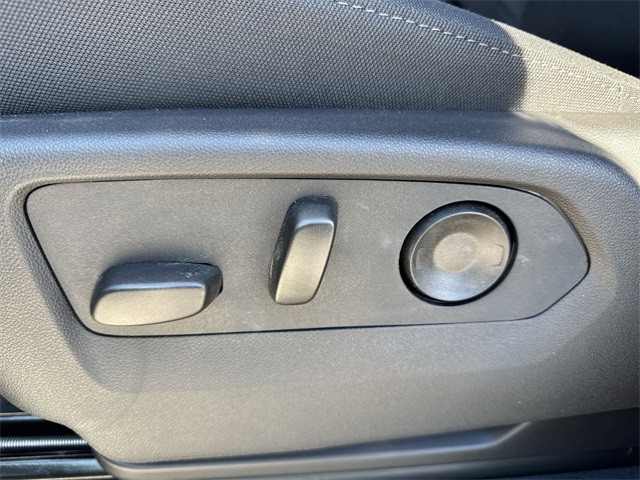 GMC Sierra 1500 Vehicle Full-screen Gallery Image 12